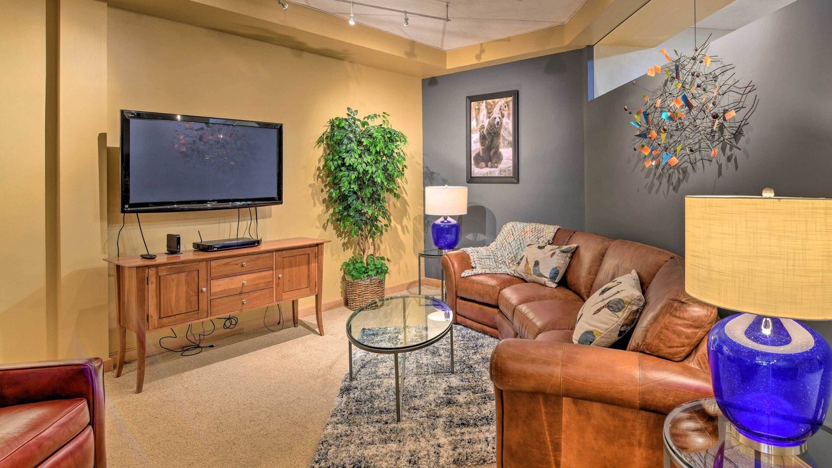 Downtown Anchorage Condo | Idyllic Dtwn Anchorage Condo w/Fireplace!