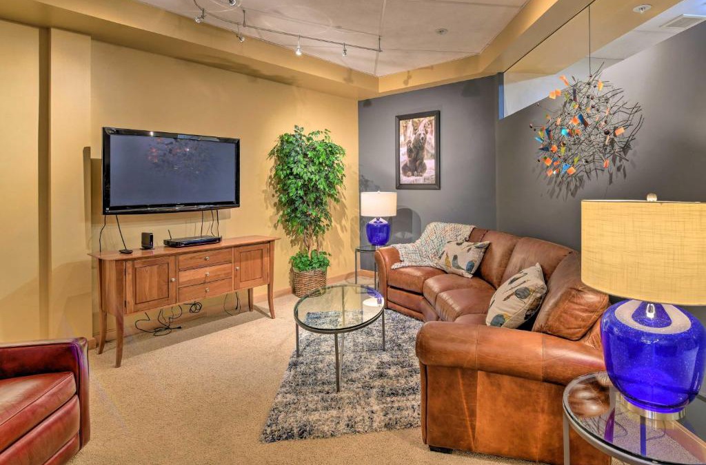 Downtown Anchorage Apartment | Idyllic Dtwn Anchorage Condo with Fireplace!