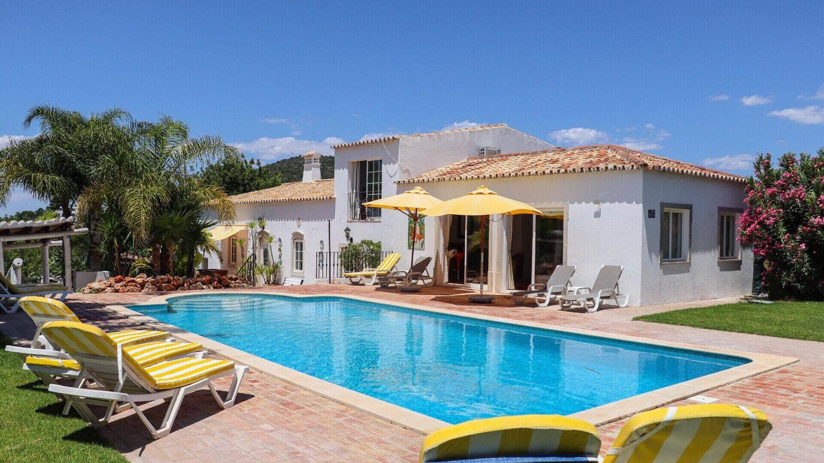 Sao Clemente Cottage | Idyllic Farm House with huge Garden for 14PAX