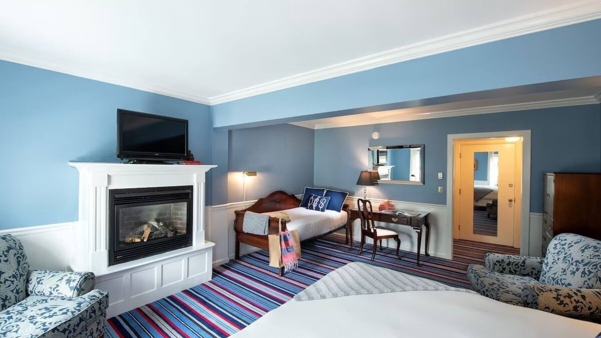 Kennebunkport Hotel | Idyllic Hilltop Retreat in Historic Hotel | Room w/Fireplace & Free Breakfast