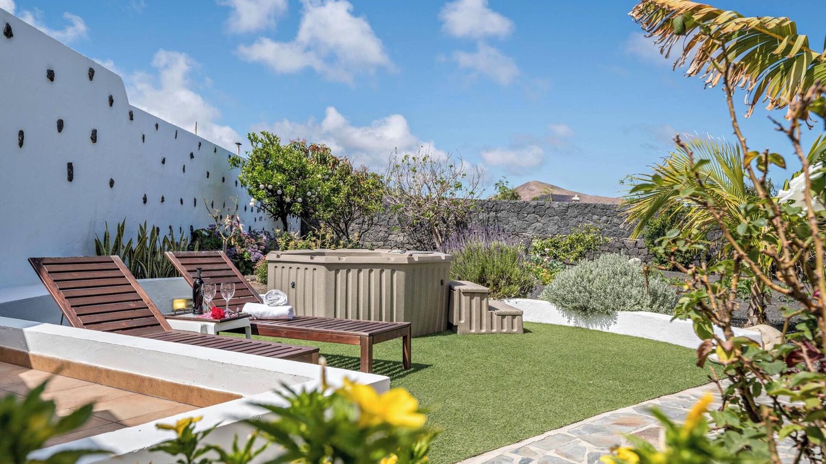 Tinajo House | Idyllic Holiday Home "Finca La Costa" with Garden, Whirlpool, Sea View, Wi-Fi & TV; Parking Available