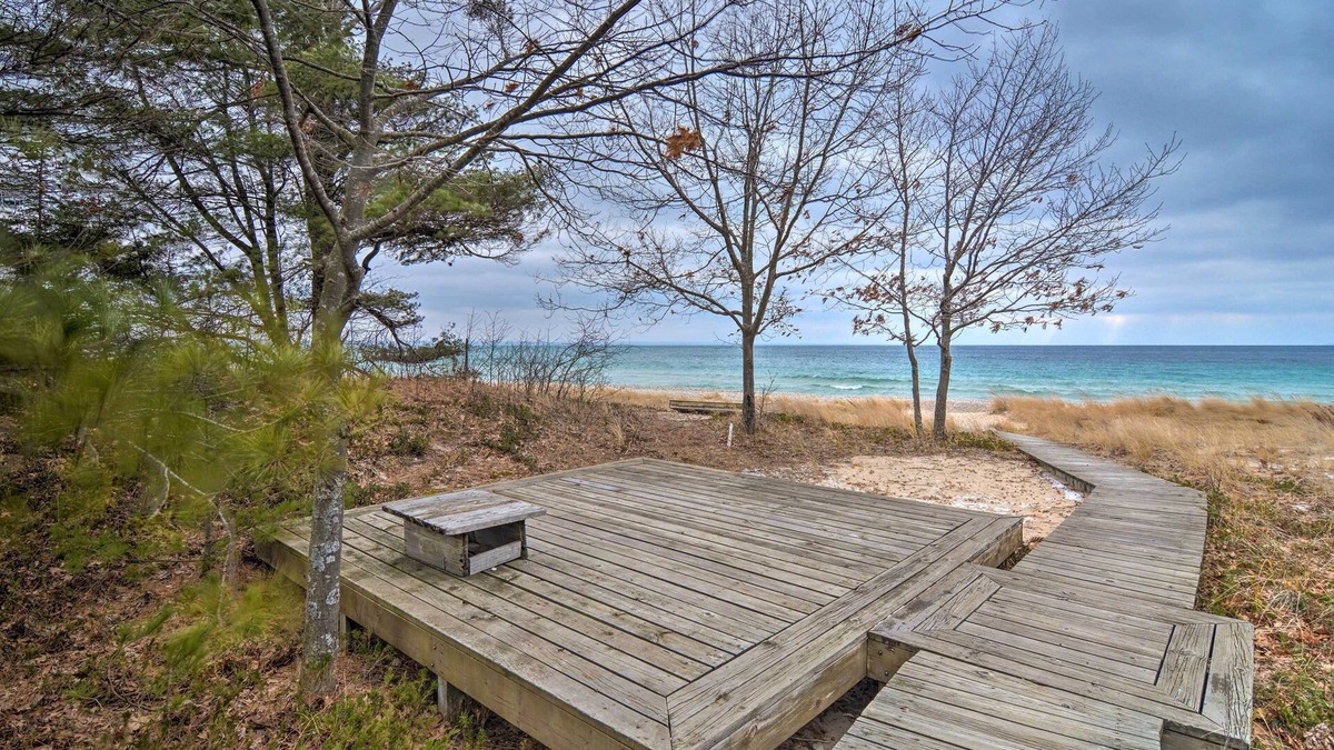 Northport Cottage | Idyllic Northport Cottage, Walk to Lakeside!