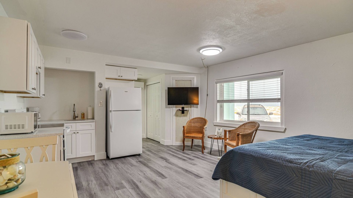 Pass-a-Grille Historic District Apartment | Idyllic Pass-A-Grille Studio - Walk to the Beach!