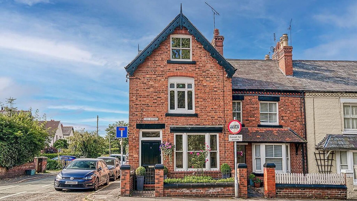 Chester Cottage | Idyllic Victorian Cottage Open Fire, Hot Tub, Sleeps 8, City 5 mins, Zoo 15 mins