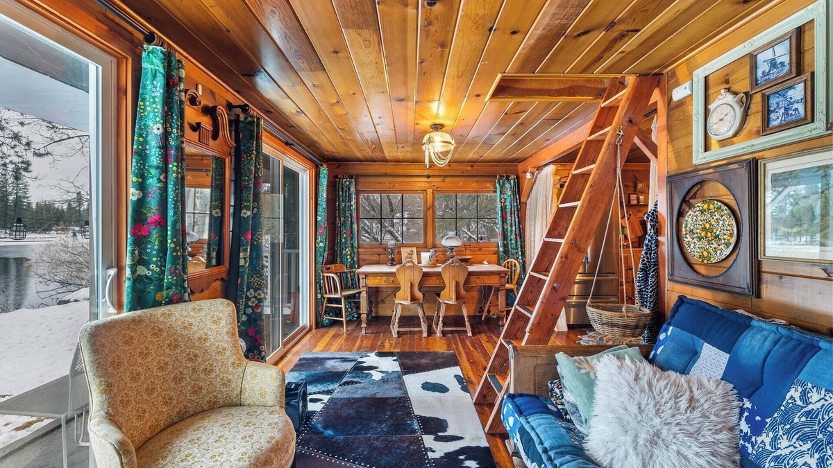 Newport Cottage | Idyllic Waterfront Bungalow In Newport on Lake Sacheen