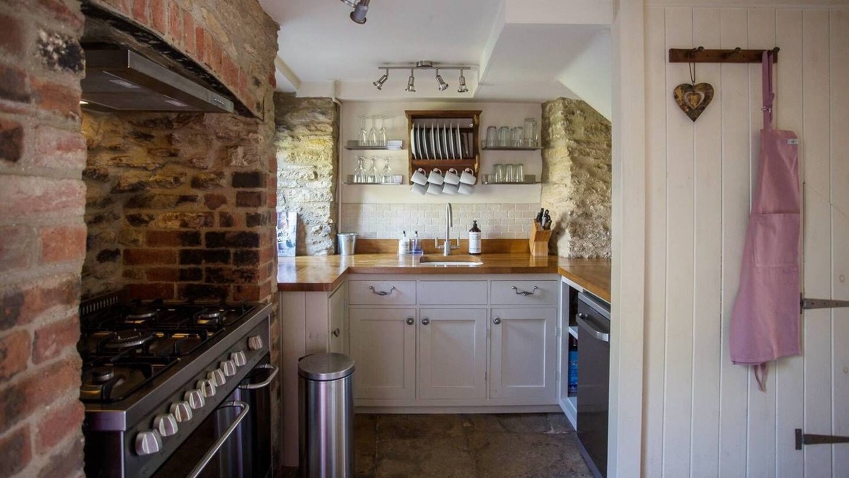 Fairford Cottage | Idyllic Wishbone Cottage in gorgeous river village Fairford, Cotswolds
