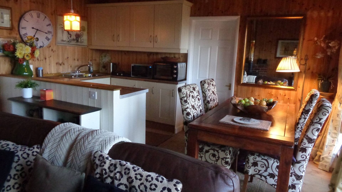 Uckington House | Idyllically situated Log Cabin, Fantastic view, Log Burner 4 miles to Stratford