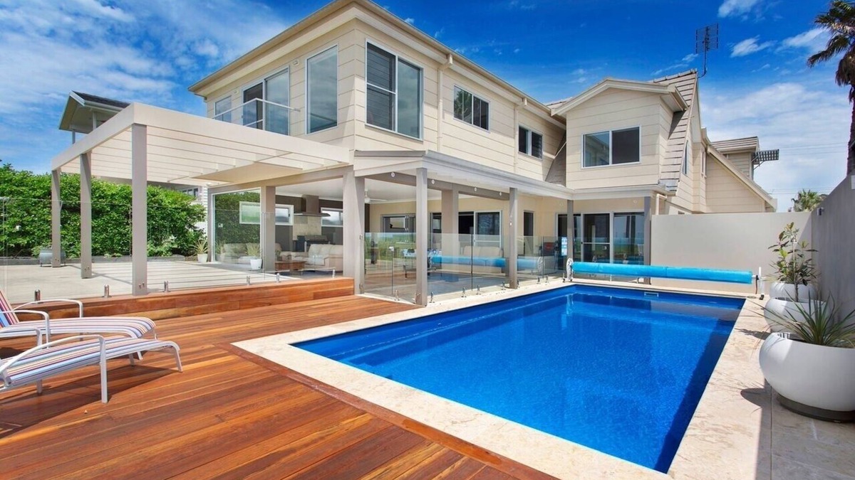 Kiama House | If you are looking for a luxurious waterfront holiday home look no further