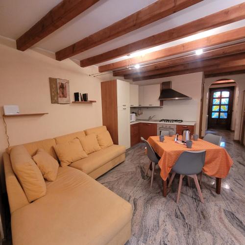 Costa Volpino House | Il Cortiletto Mountain Lake Iseo Hospitality