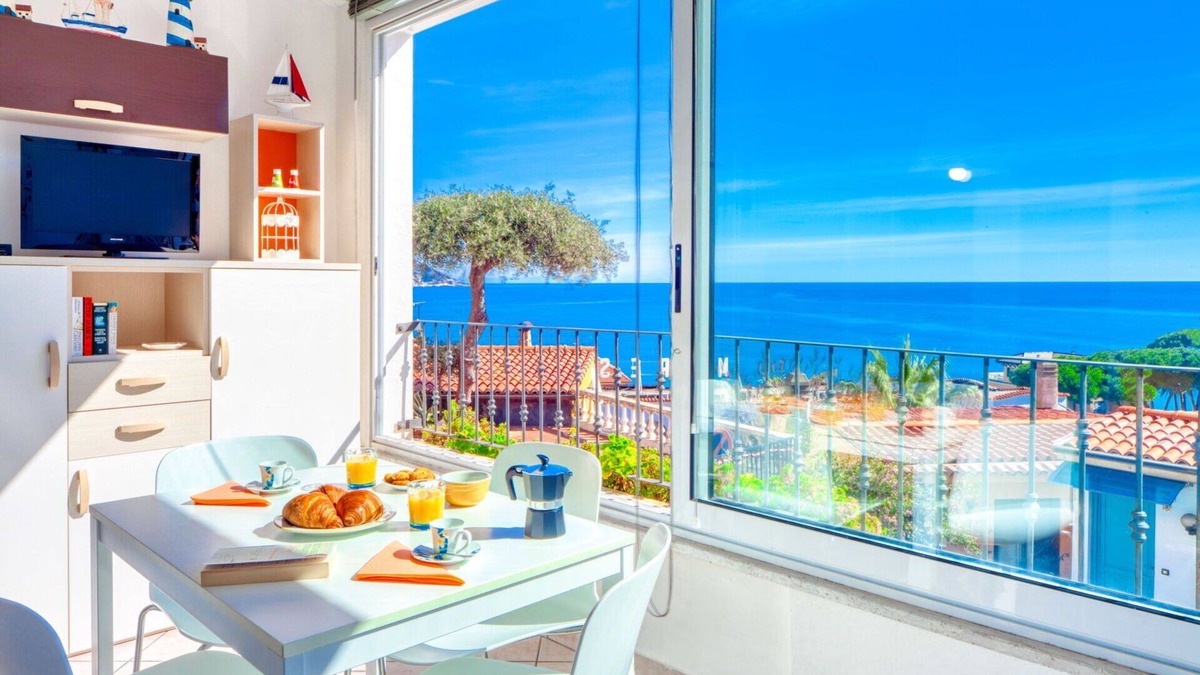 Diano Marina Apartment | Il Geranio Sant'Elmo - sea-view, for 4, 5 minutes on foot from the beach, small garden
