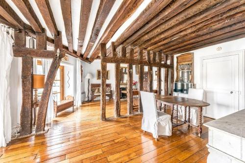 Notre Dame Apartment | Ile Saint Louis - Quai d'Orleans 2bdr by B'Your Home