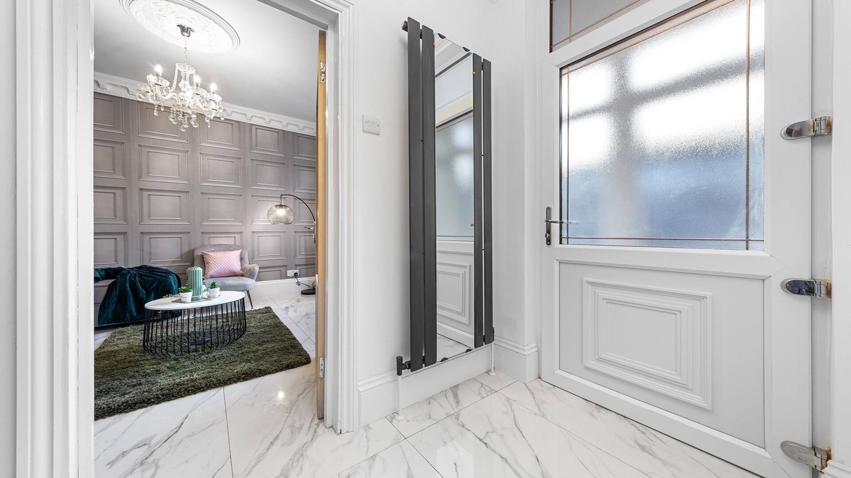 Loxford House | Ilford Gem: Your Stylish, Central 4BR Home For 10