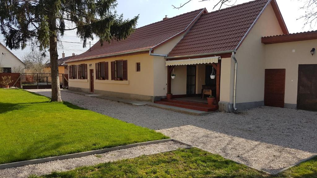 Gardony House | Ilona vendégház Dinnyés