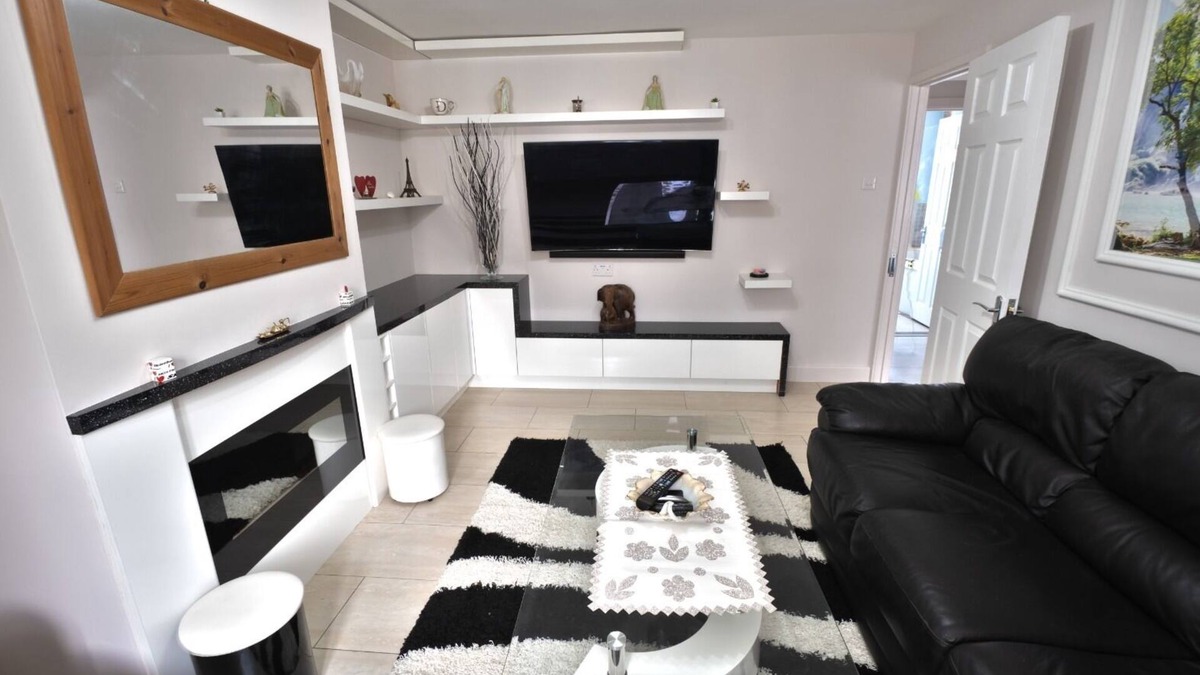 North Richmond Apartment | Immaculate 2-Bed Apartment in Isleworth by river