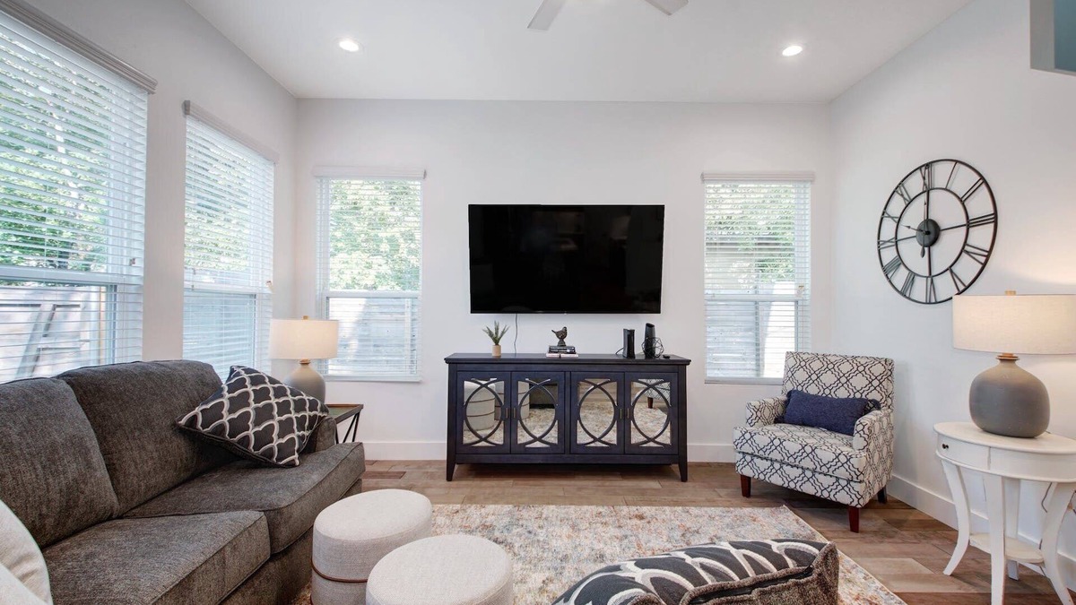 Highland House | Immaculate 3B/2.5B +Office | North Central | 30+ Days | Perfect for Temp Living