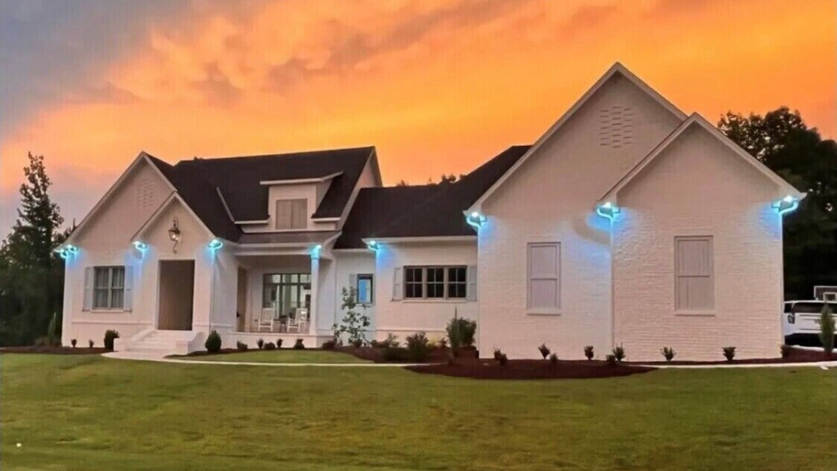 Oxford House | IMMACULATE 5 bedroom home in one of Oxfords most desired neighborhoods w/a pool