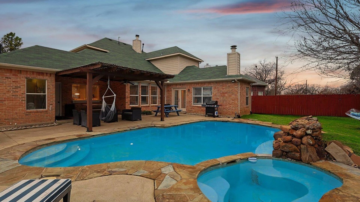 Irving House | Immaculate 5BR/2.5B Home with Pool