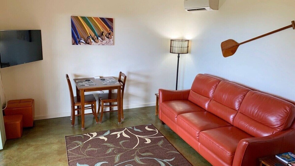 Kailua-Kona Apartment | Immaculate; Air Cond; Ocean/Garden views; WiFi N