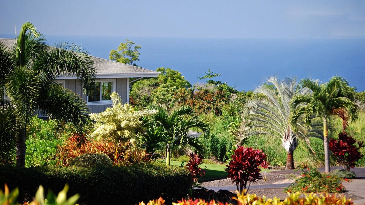 Kailua-Kona Apartment | Immaculate; Air Cond; Ocean/Garden views; Free Snacks, WiFi, HBO, & Showtime