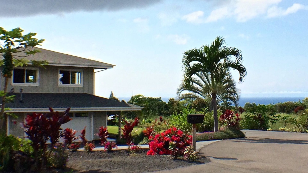 Kailua-Kona Apartment | Immaculate; Air Cond; Ocean/Garden views; Free Snacks, GIG WiFi6, HBO & Show