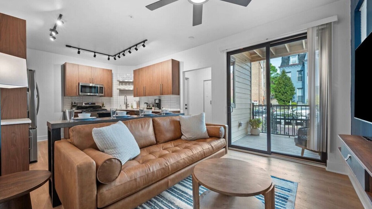 Shadyside Apartment | Immaculate Double King Suite | 4 beds | 2 Decks