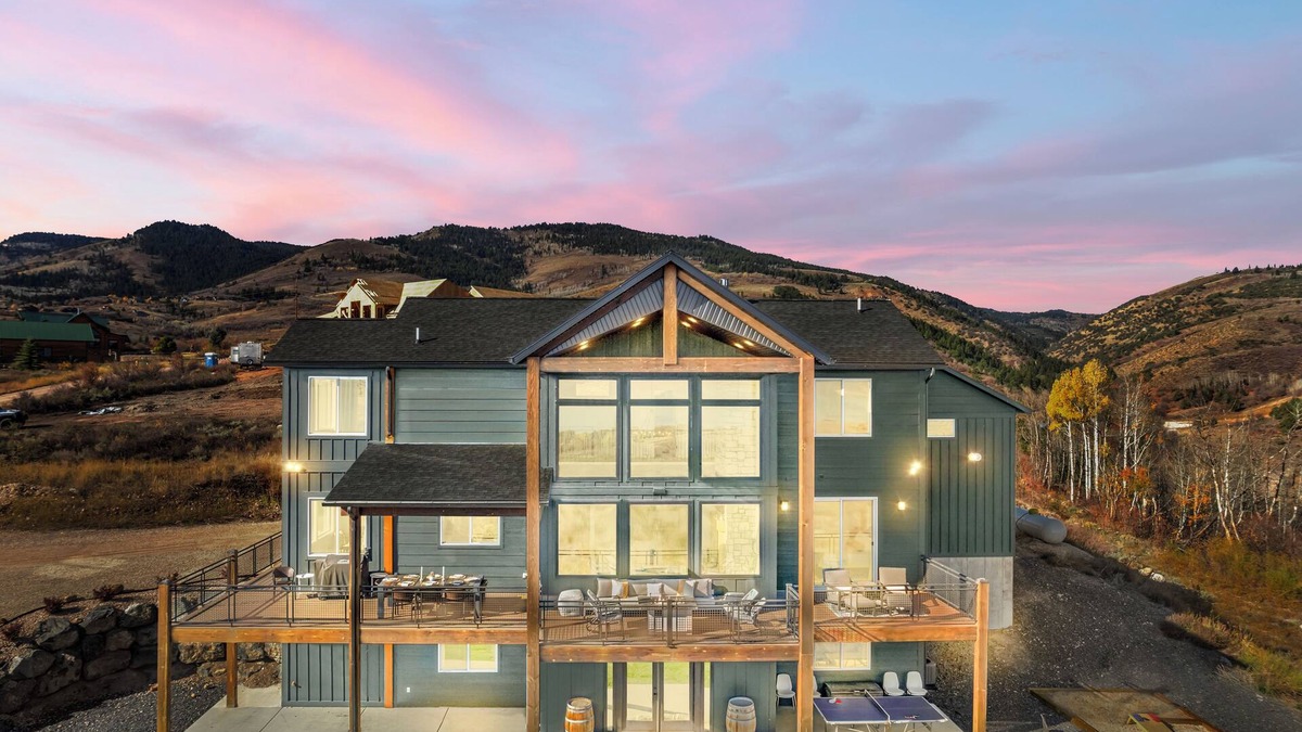 Fish Haven House | IMMACULATE Modern Rustic Luxury - Captivating Views - Sleeps 26