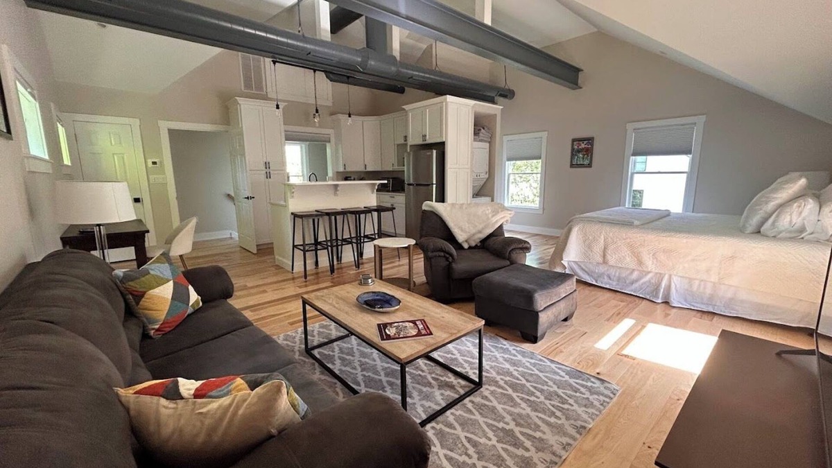 Saratoga Springs Apartment | Immaculate studio rental unit in downtown Saratoga Springs, NY!
