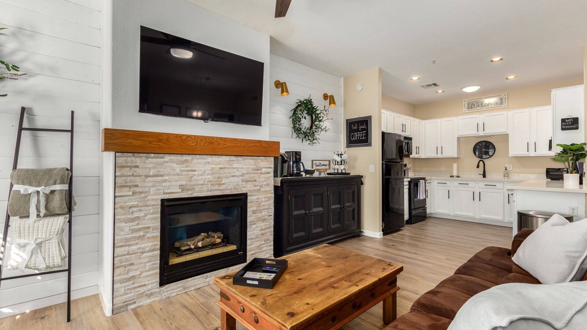 Phoenix House | Immaculate Townhouse, Furnished Newly Renovated. Listed on Furnished Finder also