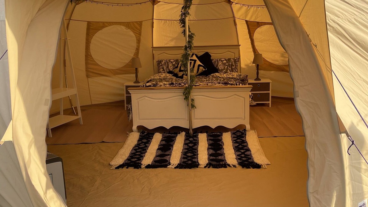 Holyhead Cabin | Impeccable 1-Bed Bell Tent near Holyhead