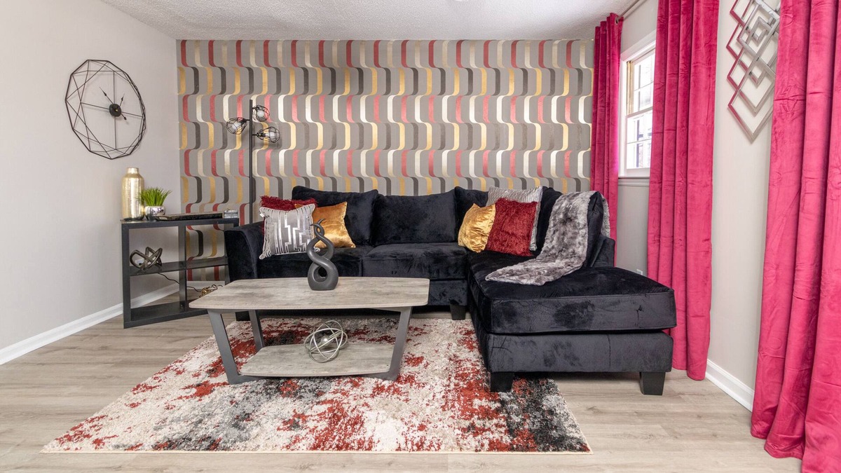Graham Apartment | Impeccable 2BR Apartment Upstairs Fast WiFi