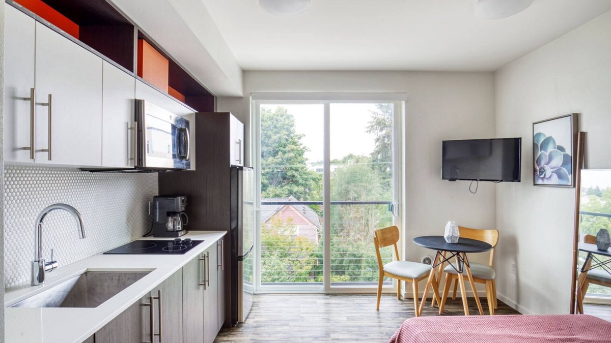 Old Ballard Apartment | Impeccable Ballard Studio w/Rooftop, BBQ, walk to dining, by Blueground