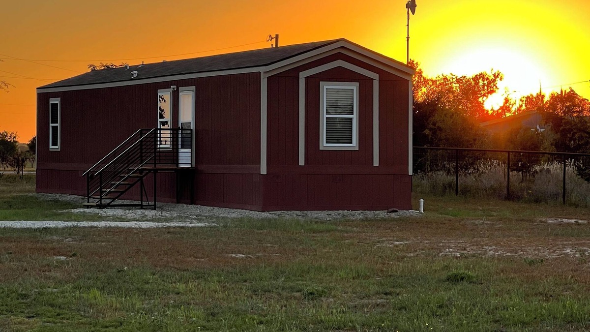 Yancey House | Impeccably Clean 2 Bed/ 2 Bath Country Home