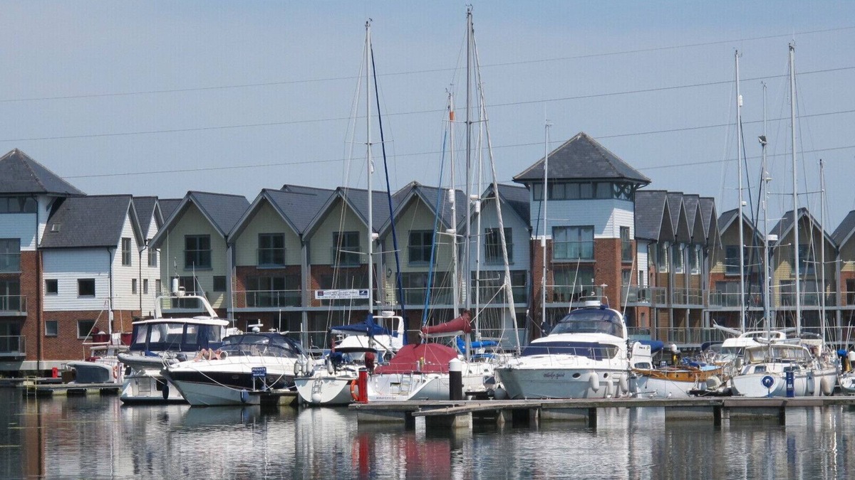 Whippingham House | Imposing and unique waterside marina house in rural setting, close to amenities