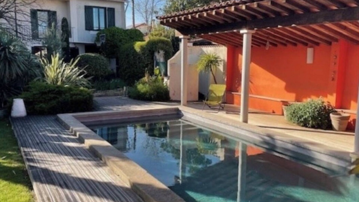 Les Aubes Villa | Impressionist villa with outbuilding