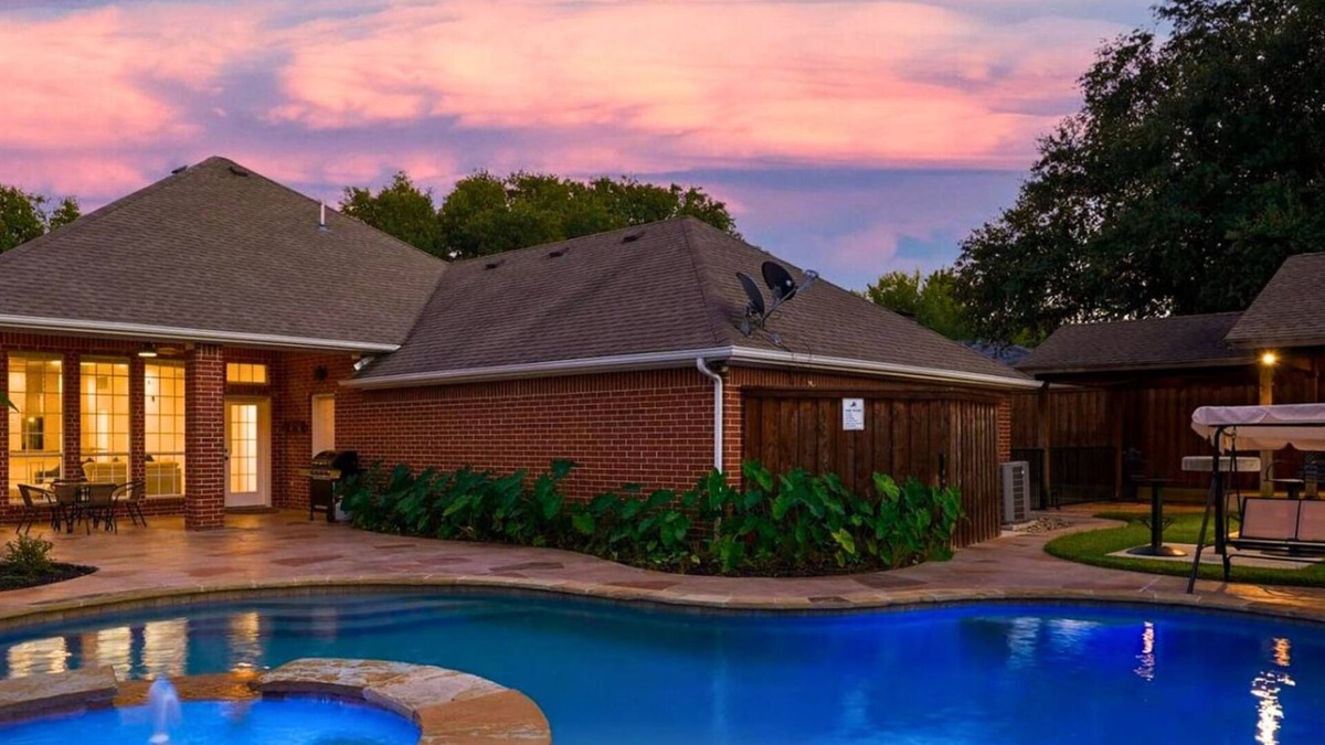 Irving House | Impressive 5BR/3.5B Home with Pool, Game Room & Cinema Room