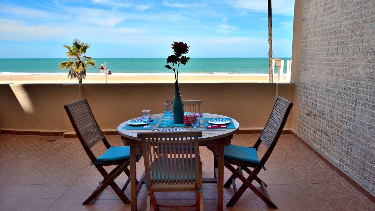 Cadiz Apartment | Impressive frontal beach apartment with big terrac