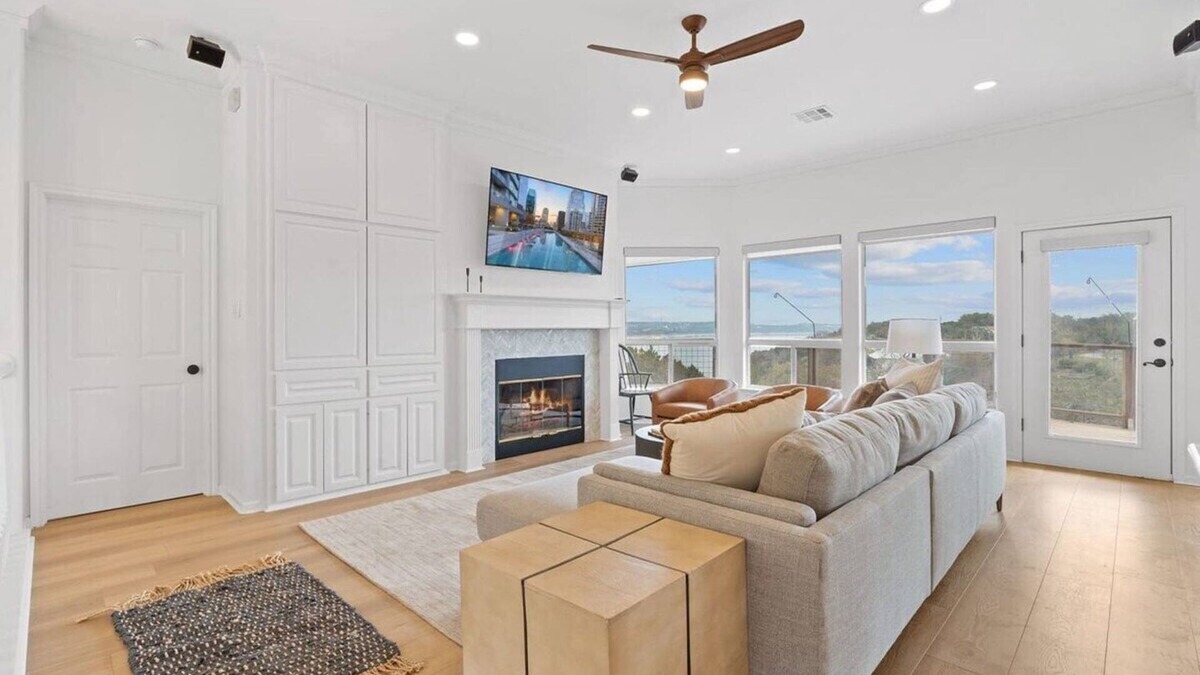 Lakeshore Ranch House | Impressive Lake View Mansion Atop Secluded Country