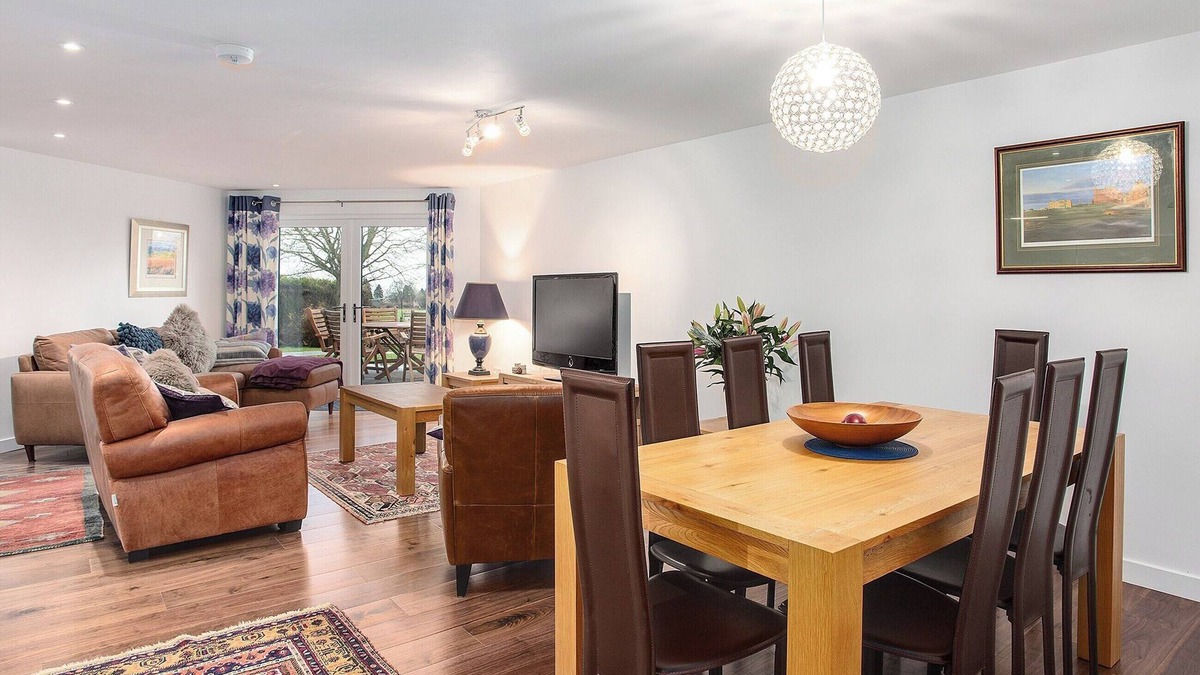 Auchtermuchty Cottage | Impressive larger house, decorated to a very high standard.