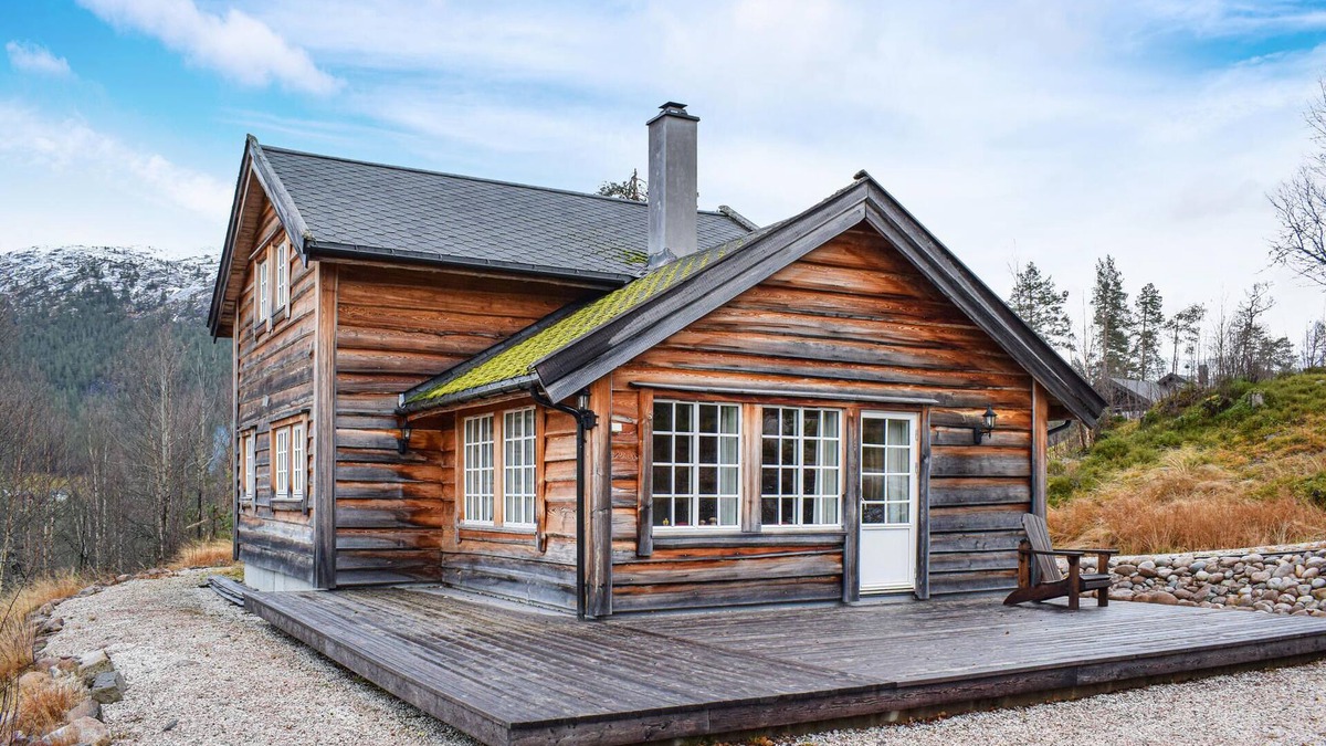 Stalheim House | Impressive, rustic log house in the tranquility of nature.