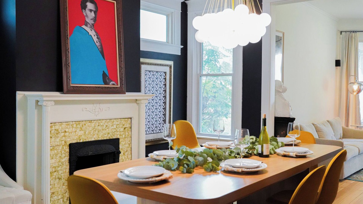 Dubuque House | Impressive three bedroom on historic Fenelon Place