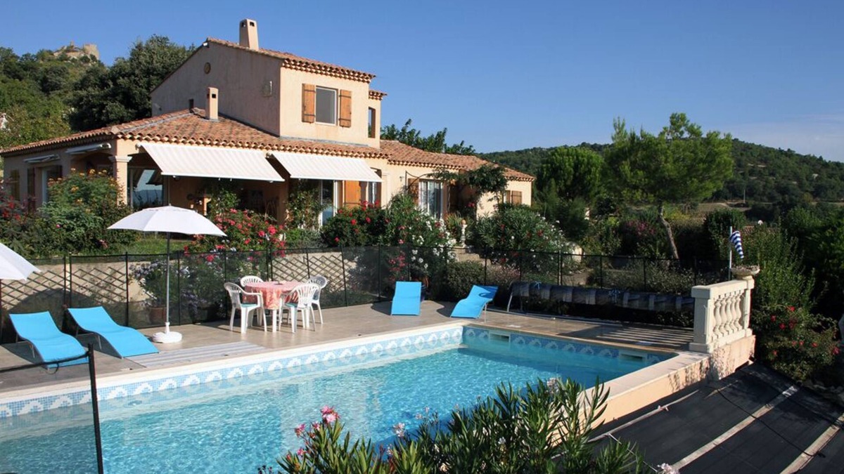 Vernegues Apartment | In a farmhouse with pool on the upland of a Provencal village