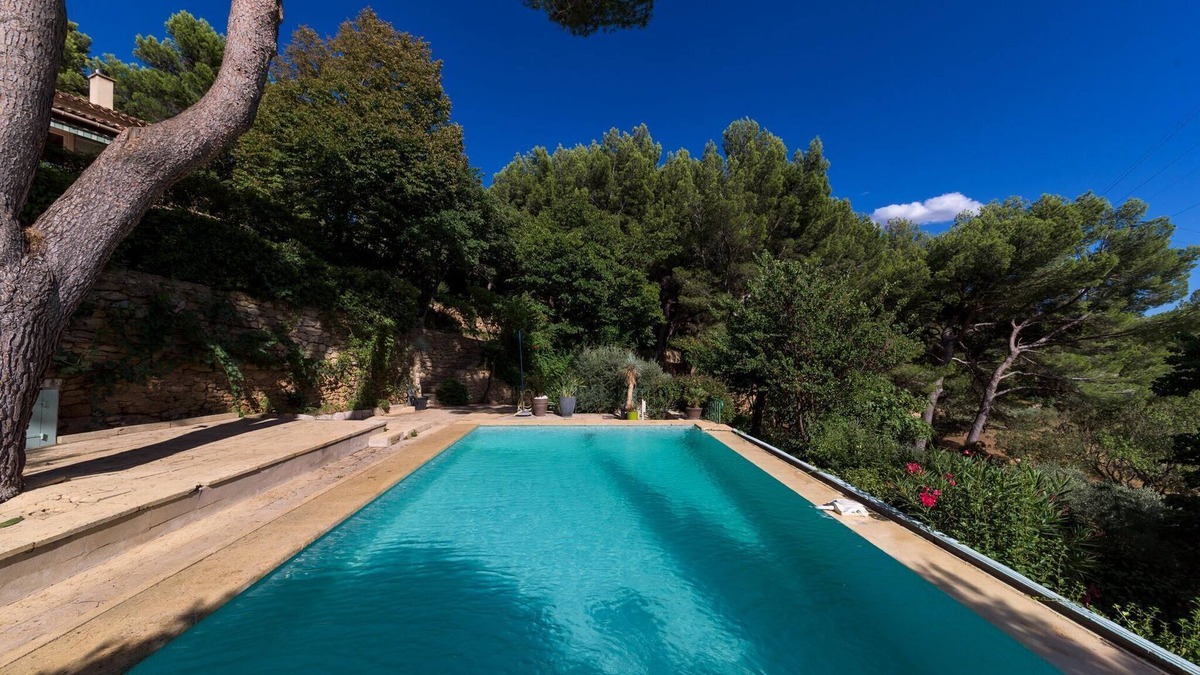 Salon-de-Provence Apartment | In a green setting 2 steps from the city center