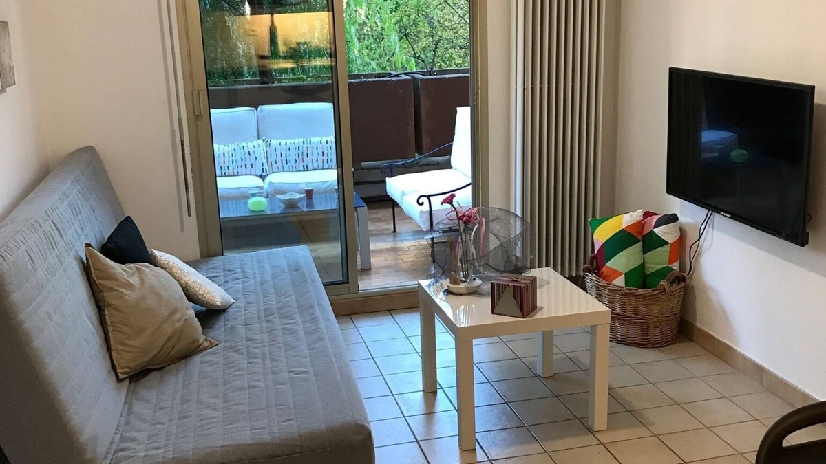 Hyeres City Centre Apartment | In a green setting with air conditioning, swimming pool and tennis court