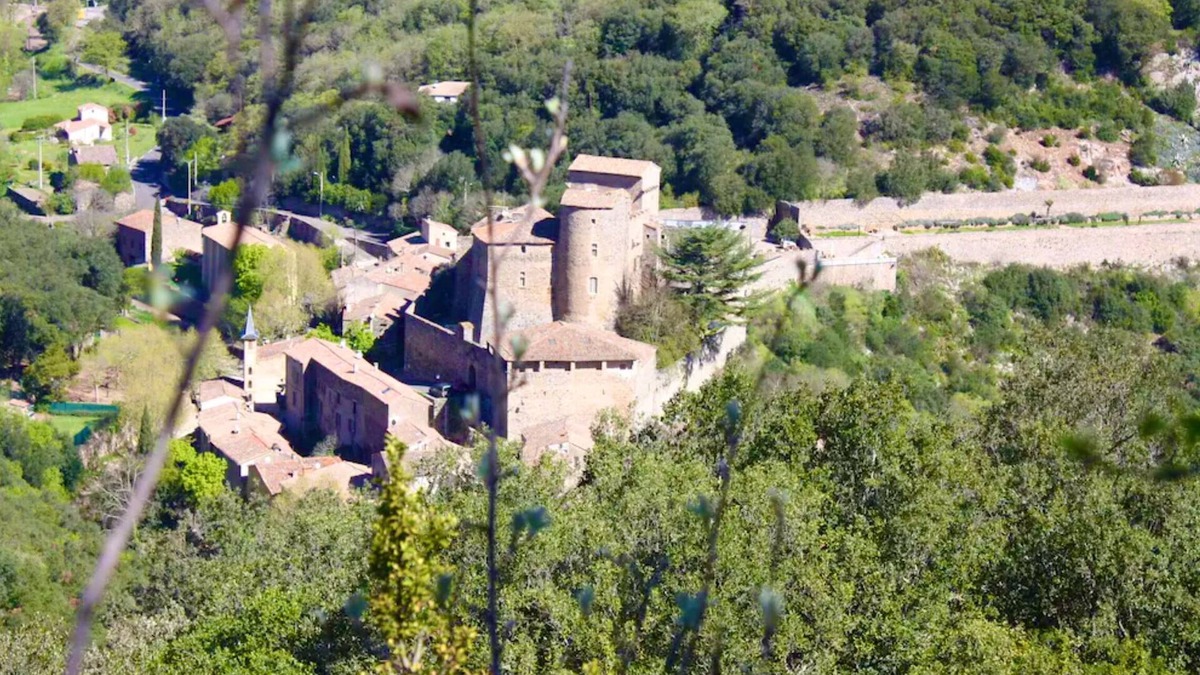 Pezenes-les-Mines Apartment | In a medieval village, sunny, spacious gite, surrounded by nature