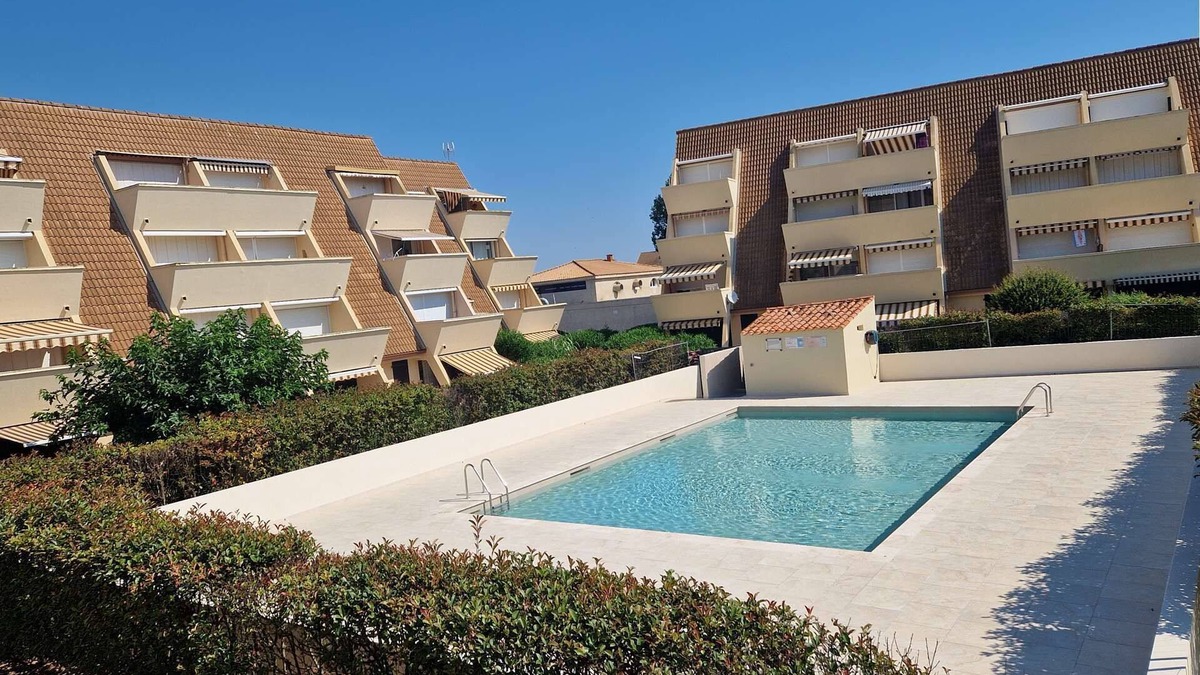 Marseillan Apartment | In a residence with a swimming-pool and direct access to the beach