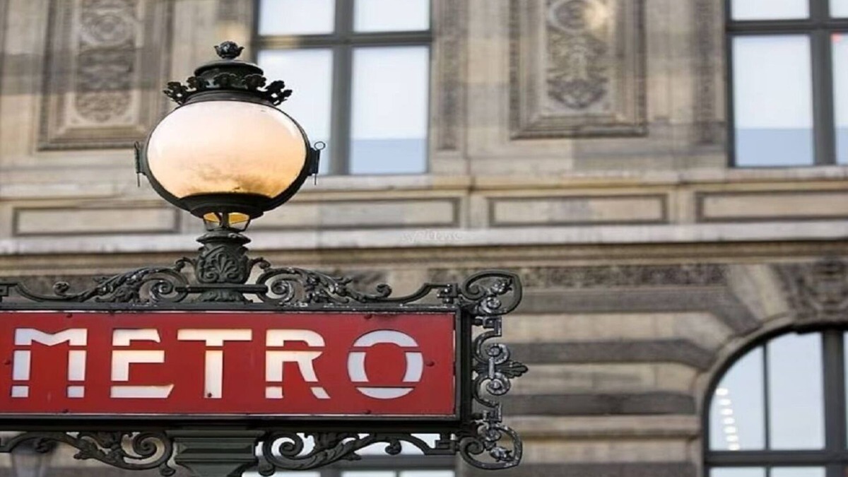 Les Halles Apartment | IN A TYPICAL PARISIAN STYLE WITH PARQUET FLOORING, & MOULDINGS-LA LOUVRE