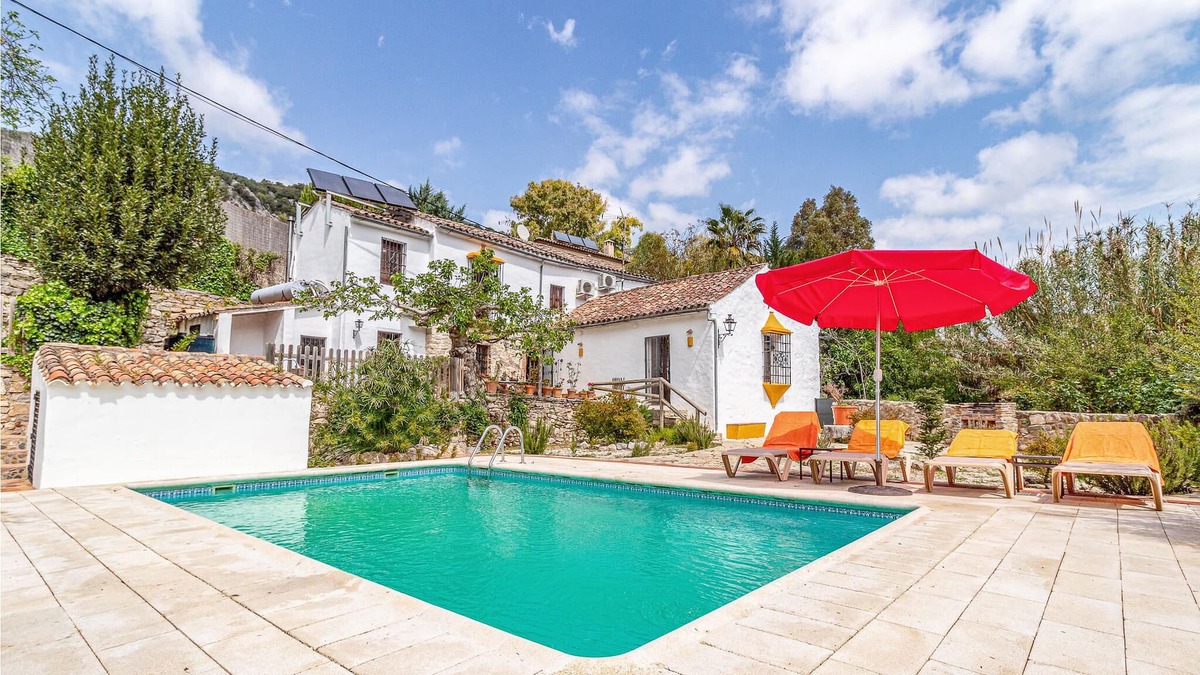 Benaojan House | In beautiful green countryside awaits you this charming vacation home with private pool.