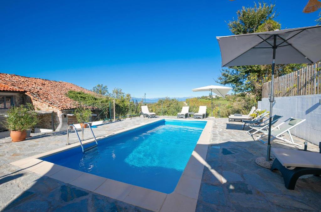 Clavesana Apartment | In Bocca Al Lupo with Shared Pool