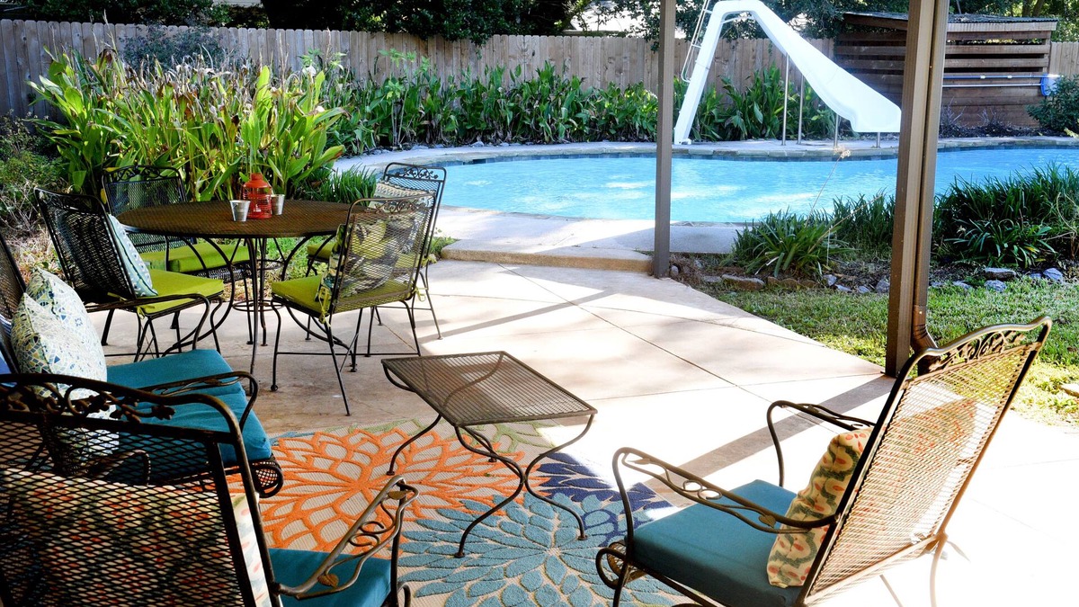 Broadmoor House | in Broadmoor Terrace located on the water (Old River Bayou)