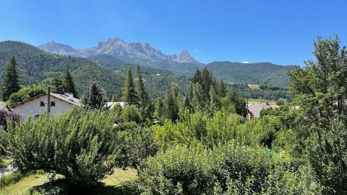 Barcelonnette Apartment | In front of the mountains- 1 bedroom apartment in a chalet looking onto a garden
